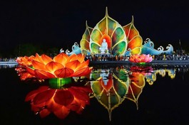 Lễ hoa đăng cầu nguyện hòa bình thế giới trong khuôn khổ chương trình Đại lễ Vesak Liên Hiệp Quốc 2025 ở Học viện Phật giáo VN tại TP.HCM