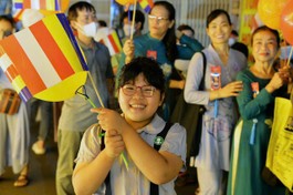 Niềm hân hoan của bé Ý Lạc khi được tham gia Lễ rước kiệu Đức Phật từ tổ đình Ấn Quang về Việt Nam Quốc Tự (TP.HCM)