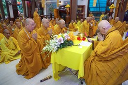 Chư Tăng Q.Tân Bình tác pháp thọ an cư - Ảnh: Nguyên Tài/BGN