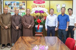 Lãnh đạo Phòng An ninh nội địa - Công an TP.HCM chúc mừng Báo Giác Ngộ nhân kỷ niệm Ngày Báo chí Cách mạng Việt Nam, 21-6 - Ảnh: Nguyên Tài/BGN