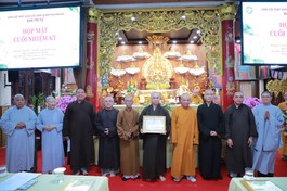 Ban Trị sự GHPGVN TP.HCM tặng Bằng tuyên dương công đức đến tập thể Ban Trị sự Phật giáo Q.Phú Nhuận