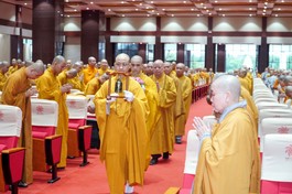 Gần 700 Tăng Ni hành giả an cư hạ trường Học viện Phật giáo VN tại TP.HCM cung đón phái đoàn Ban Thường trực Ban Trị sự GHPGVN TP.HCM đến thăm - Ảnh: Quảng Hậu/BGN