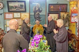 Hòa thượng Thích Lệ Trang cùng chư tôn đức vấn an Trưởng lão Hòa thượng Thích Như Niệm, Phó Thư ký Hội đồng Chứng minh, Chứng minh Ban Trị sự GHPGVN TP.HCM