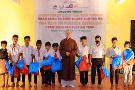 Đại đức Thích Nguyên Bình, phó trụ trì chùa Diệu Pháp tặng quà đến các em học sinh dân tộc Raglai hiếu học