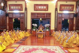 Chư Tăng Ni trang nghiêm thính giới chung tại chùa Hải Quang - Ảnh: Nguyên Tài/BGN