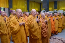 Phái đoàn chư tôn đức Ban Trị sự GHPGVN TP.HCM, các Ban chuyên môn, đại diện các phường/xã tưởng niệm Trưởng lão Hòa thượng Thích Thiện Tánh tân viên tịch. - Ảnh: Bảo Toàn/BGN