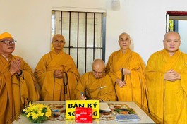 Hòa thượng Thích Nhựt Hỷ cùng chư tôn đức Ban Thường trực Ban Trị sự GHPGVN TP.HCM ghi sổ tang phân ưu cùng Thiền phái Lâm Tế Chúc Thánh Việt Nam và môn đồ pháp quyến