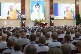 Chư Tăng Ni tham dự buổi sinh hoạt chủ đề “Giới luật Phật giáo” - Ảnh: Trung Thắng