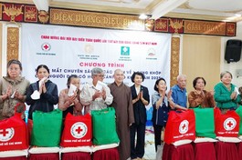 Tặng quà đến người dân có hoàn cảnh khó khăn, người khiếm thị trên địa bàn P.Bình Lợi Trung (TP.HCM)