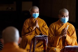 Chư Tăng chánh niệm tụng kinh