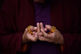 Một Phật tử Nepal bắt ấn cầu nguyện trong mùa dịch Covid-19