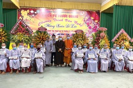 Chư Ni nhận thẻ bảo hiểm y tế