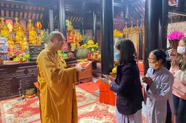 Phật tử về chùa Chí Linh (huyện Yên Thành ) lễ Phật và nhận lộc đầu năm