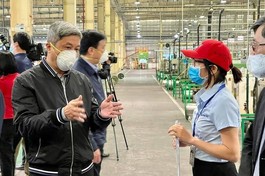 Thứ trưởng Y tế Nguyễn Trường Sơn kiểm tra công tác phòng, chống Covid-19 tại Hải Dương. Ảnh: Bộ Y tế.