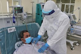 Bệnh nhân ở Hải Dương đang được bác sĩ thăm khám - Ảnh: Bộ Y tế