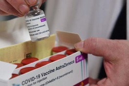 Nhân viên y tế mở hộp vaccine Astra Zeneca. Ảnh: AFP.