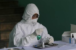 Xét nghiệm Covid-19 mẫu bệnh phẩm tại Hà Nội. Ảnh: Tất Định