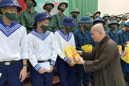 Đại đức Thích Nguyên Thông tặng quà cho các tân binh
