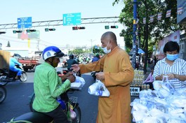 Thượng tọa Thích Thiện Ngọc tặng suất cơm chay cho người nghèo, cơ nhỡ