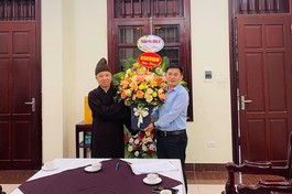 Ông Nguyễn Đăng Kiên, Trưởng ban Tôn giáo tỉnh tặng hoa chúc mừng tới Hòa thượng Thích Thanh Quyết 