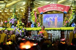 Thượng tọa Thích Nhật Từ cùng chư Tăng, Phật tử thắp nến hoa đăng tưởng niệm ngày Đức Phật xuất gia - Ảnh: Ngộ Trí Thuận