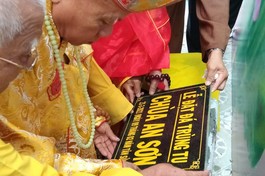 Chư tôn đức đặt đá trùng tu chùa An Sơn 