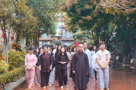 Chư Tăng chùa Hòa Phúc hướng dẫn các bạn trẻ thiền hành