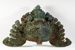 Một đồ trang trí bằng đồng (cuối thế kỷ XII) có hình một chiếc thuyền, từ bộ sưu tập của Douglas A.J. Latchford đang được hồi hương về Campuchia