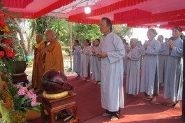 Chư tôn đức và Phật tử niêm hương bạch Phật