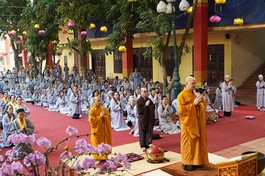 Chư Tăng chùa Bằng và Phật tử cử hành nghi lễ