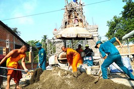 Dân quân tự vệ và Tăng sinh tham gia làm hàng rào chùa Sanvorpothinhen