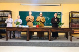 Chư tôn đức Tăng Ni niệm Phật trước khi bắt đầu buổi lễ khai giảng