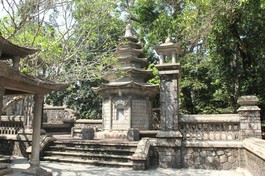 Bảo tháp tưởng niệm cố Trưởng lão Hòa thượng trong khuôn viên tổ đình Báo Quốc