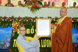 Hòa thượng Thích Phước Minh, Ủy viên Hội đồng Trị sự, Phó ban Trị sự Phật giáo tỉnh trao quyết định bổ nhiệm đến Sư cô Thích nữ Đồng Hiếu