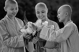 Trước những nụ cười