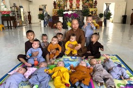 Đại đức Thích Tánh Bình cùng các bé đang được cưu mang tại chùa