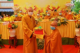 Hòa thượng Thích Thiện Đức, Phó ban Trị sự GHPGVN TP.HCM khuôn dấu đến Ni sư Thích nữ Huệ Liên