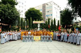 Tăng Ni, Phật tử quận 1 đặt vòng hoa tưởng niệm tại tượng đài Quách Thị Trang