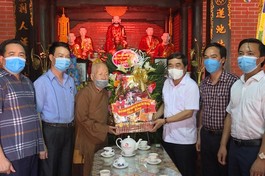 Ông Nguyễn Tiến Thành, Phó Bí thư Thường trực Tỉnh ủy, Chủ tịch Hội đồng Nhân dân chúc mừng Phật đản đến Đại lão Hòa thượng Thích Thanh Dục 