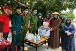 Đại đức Thích Thiện Mỹ trao quà đến cán bộ chiến sĩ trực chốt