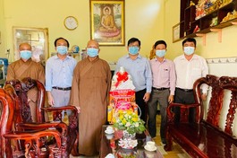 Đoàn UBMTTQVN TP.HCM tặng quà đến Ban Trị sự Phật giáo huyện Cần Giờ nhân Đại lễ Phật đản Phật lịch 2565 