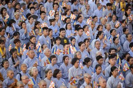 Phật tử hân hoan đón mừng Phật đản sanh Phật lịch 2563 (2019) - Ảnh: Đăng Huy