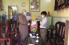 Ông Nguyễn Văn Lượng, Phó Trưởng ban Tôn giáo TP.HCM chúc mừng Phật đản đến Ban Trị sự Phật giáo huyện Cần Giờ
