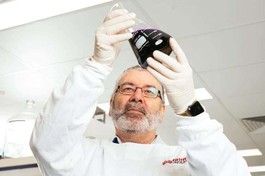 Giáo sư Nigel McMillan, trưởng nhóm nghiên cứu liệu pháp tiêu diệt nCoV trong phổi - Ảnh: Đại học Griffith