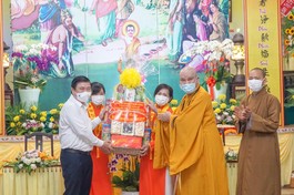 Ông Nguyễn Thành Phong tặng quà mừng Phật đản đến Hòa thượng Thích Thanh Sơn