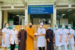 Tặng quà cho y bác sĩ ở Bệnh viện Đa khoa tỉnh Bắc Giang