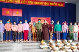 Đại diện Ban Tổ chức phát quà đến bà con huyện Cần Giờ