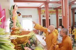 Trưởng lão Hòa thượng Thích Thanh Dục thực hiện nghi lễ Tắm Phật