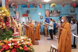 Chư Tăng cùng Phật tử tụng sám Khánh đản Kính mừng Phật đản 