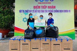 Đại diện Câu Lạc bộ Hạnh Nguyện trao tặng khẩu trang và thiết bị chống dịch